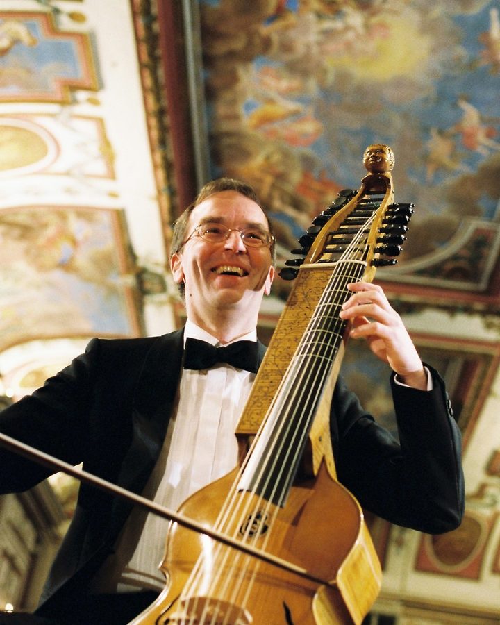 Michael Brüssing mit Viola da gamba